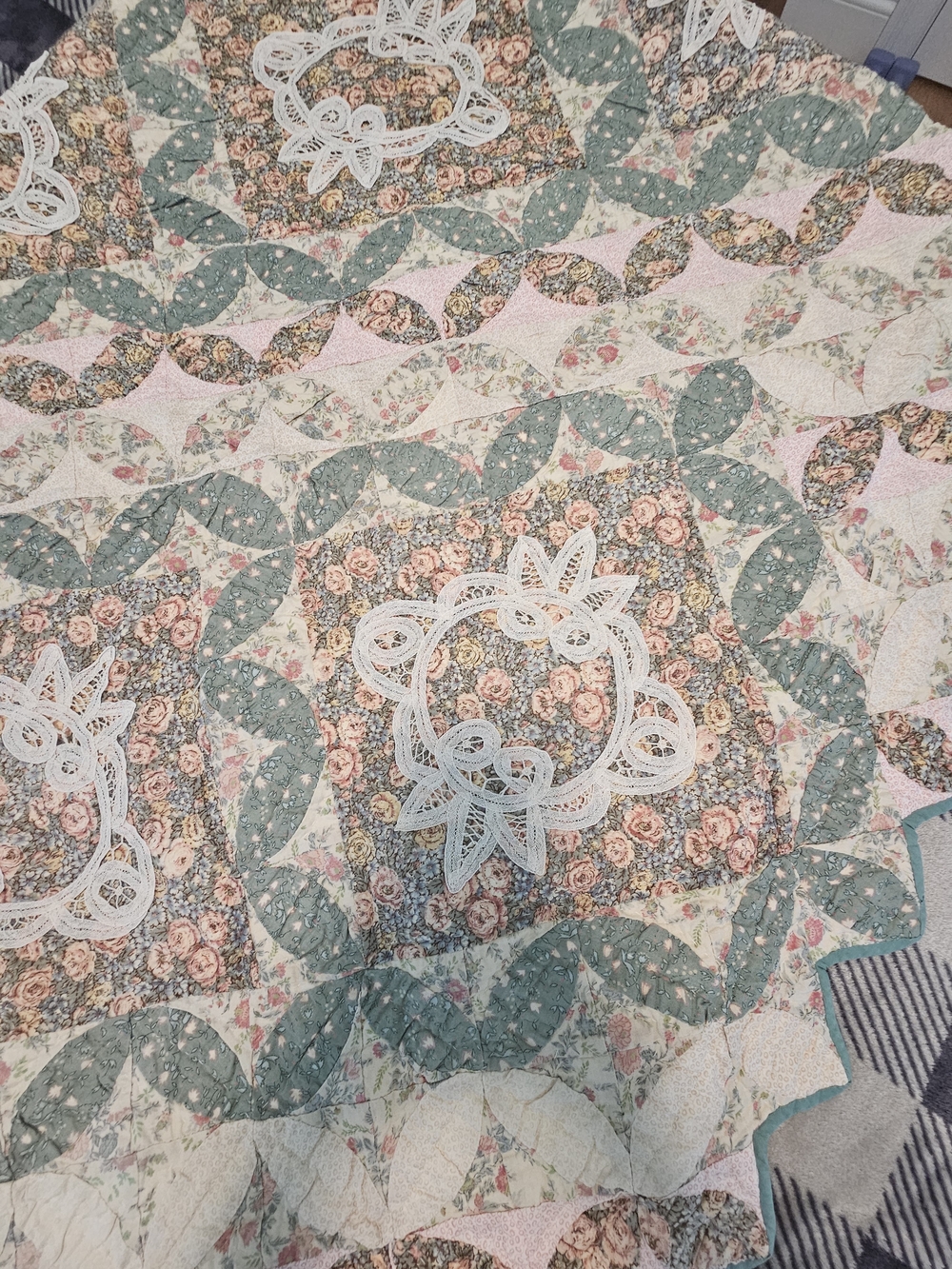 Vintage American Pacific "Manor House" Twin Quilt – Scalloped Edge Lace Applique